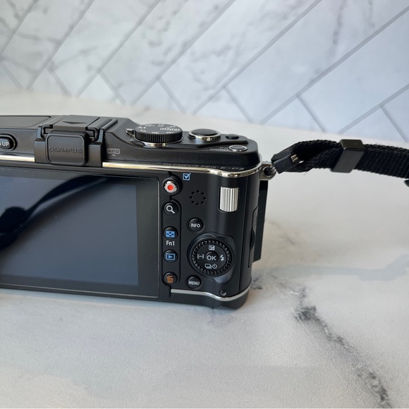 Olympus PEN E-P3 Mirrorless Digital Camera with Accessories and 2 Zoom Lenses - Picture 4 of 16